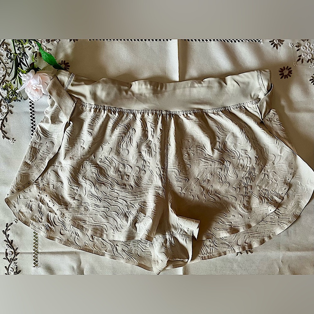 LULULEMON Rare Textured Split Shorts